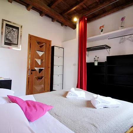 아파트 Trastevere Charming Penthouse